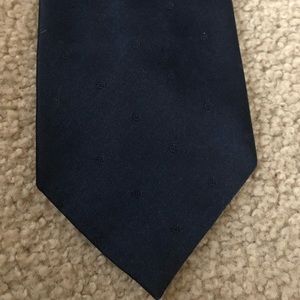 Men’s buckingham neck tie.